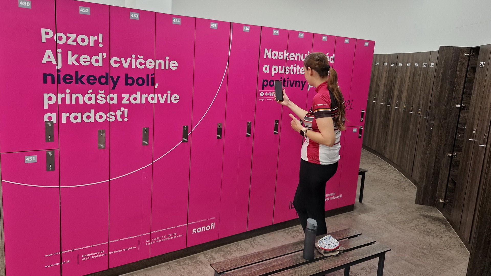 Celopolep skriniek v šatniach