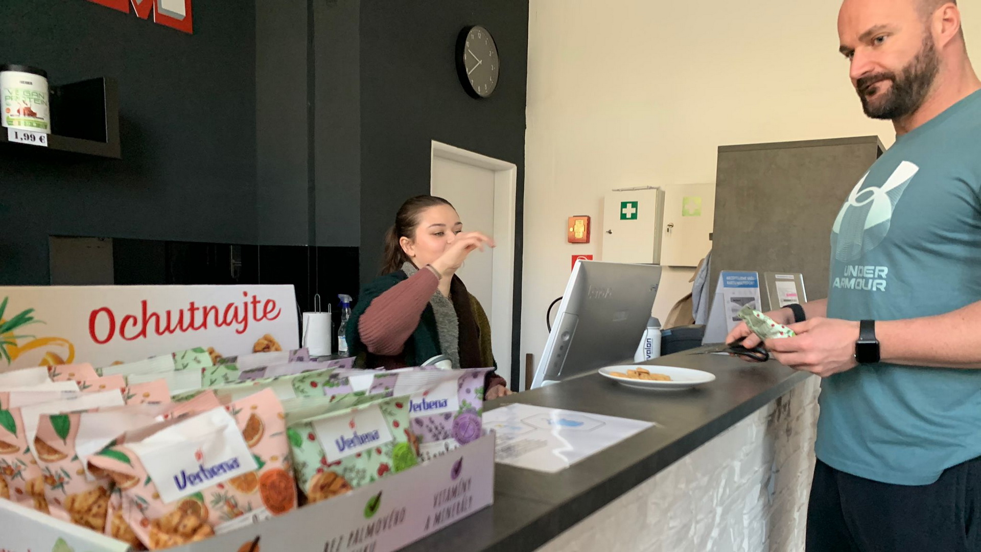 Rozdávanie vzoriek vo fitnes centrách