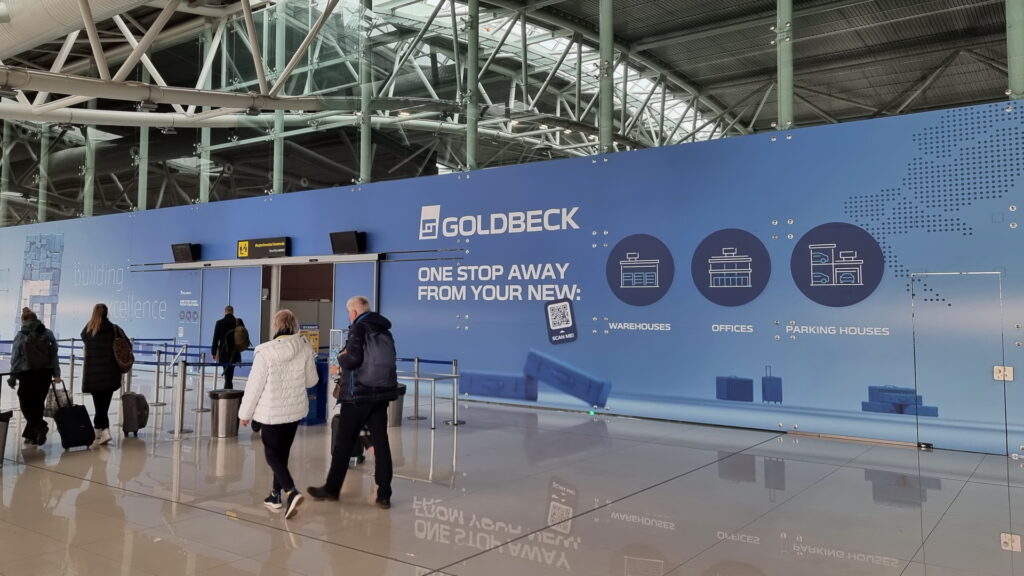 Veľkoplošný polep na bratislavskom letisku