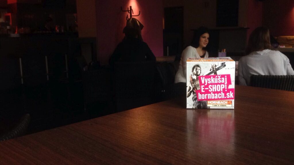 Reklamné kocky na stoloch