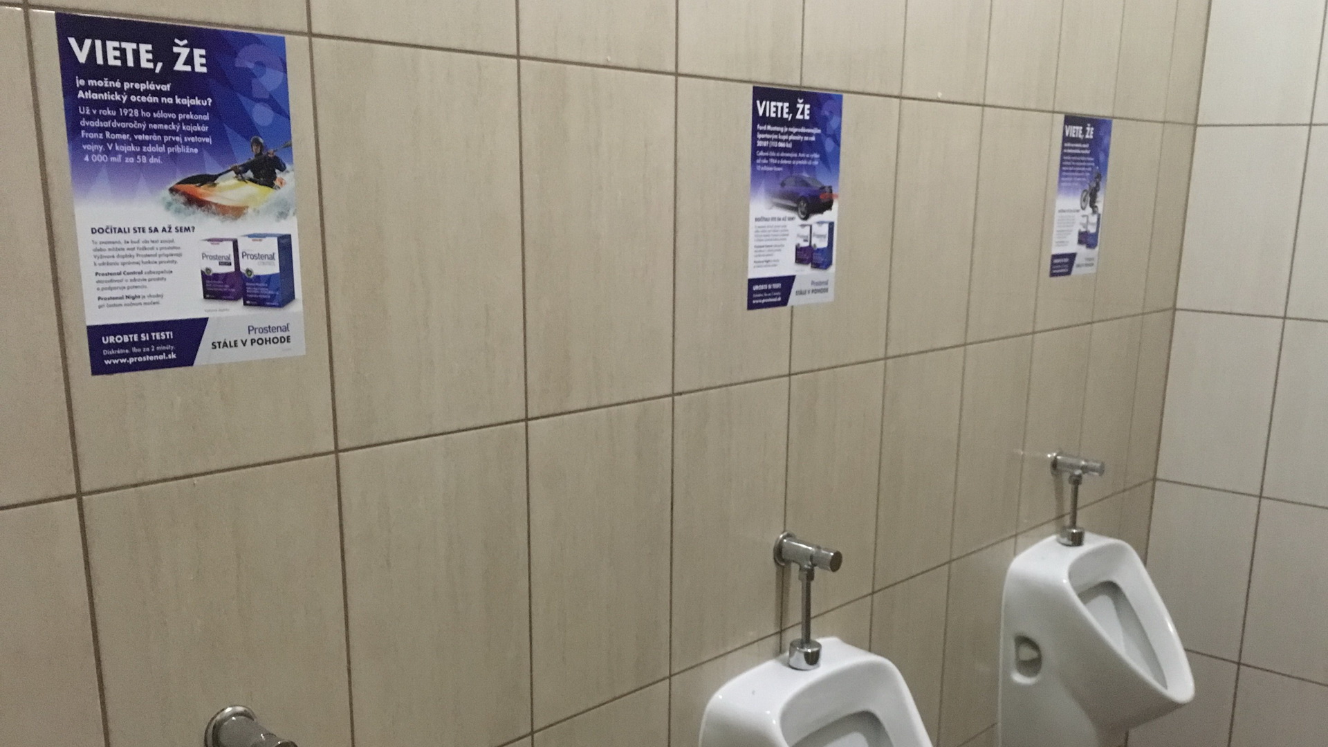 Nálepky na toaletách